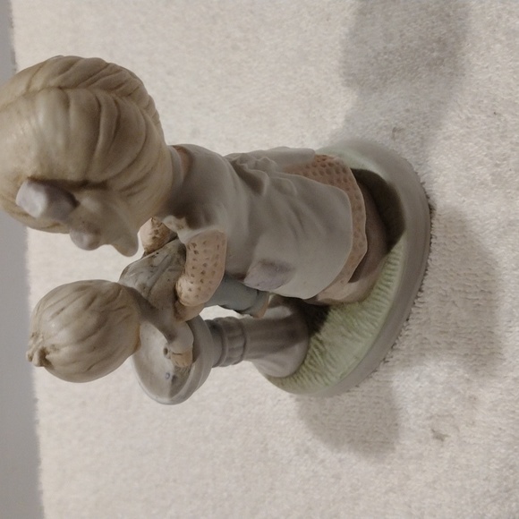 Vintage, Homco porcelain figurine of little girl with little boy by water founta - Picture 4 of 4